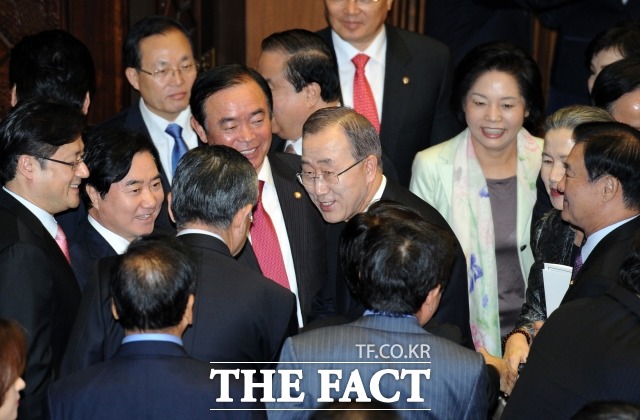 반기문 UN사무총장의 지난 2012년 10월 국회본회의장에서 국회연설후 의원들과 인사를 나누는 모습./사진=임영무 기자/