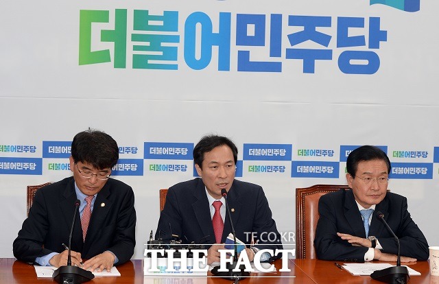 우상호(가운데) 더불어민주당 원내대표는 27일 서울 여의도 국회에서 긴급 기자회견을 열어 정부가 임시 국무회의를 열어 국회 상임위원회 차원에서 수시로 청문회를 열 수 있도록 하는 국회법 개정안(일명 상시 청문회법)에 대해 거부권을 행사를 결정한 것에 대해 반발했다./임영무 기자