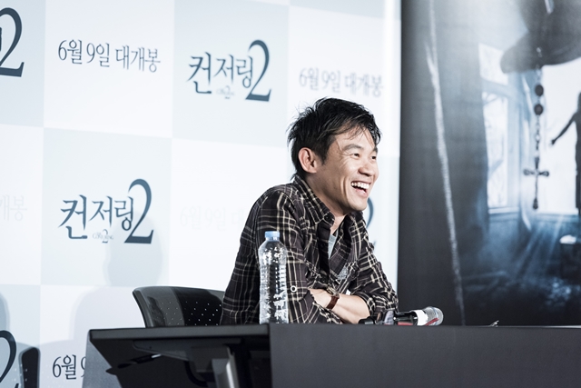 웃고 있는 제임스 완 감독. 제임스 완 감독은 첫 한국 방문에서 웃음을 잃지 않았다. /워너브라더스 제공