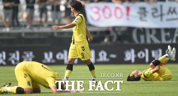 인천이 1-0으로 성남에 승리를 거두며  올 시즌 첫 승을 거두자 경기 종료 후 탈진한 선수들이 그라운드에 쓰러져 있다.