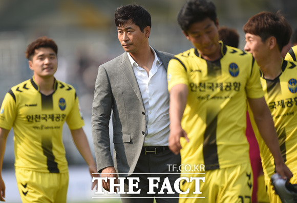 인천이 1-0으로 성남에 승리를 거둔 가운데 올 시즌 첫 승을 거둔 김도훈 감독이 담담한 표정으로 경기장을 빠져나가고 있다.