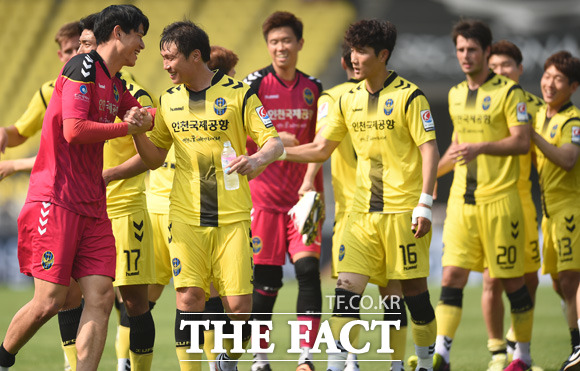 인천이 1-0으로 성남에 승리를 거두며  올 시즌 첫 승을 거두자 경기 종료 후 선수들이 기뻐하고 있다.