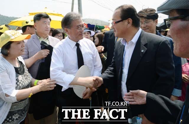 문재인 전 더불어민주당 대표가 27일 안동을 찾은 데 이어 28일엔 부산 당원들과 금정산 산행에 나서는 등 쉴새없이 바쁜 일정을 소화하고 있다./문병희 기자