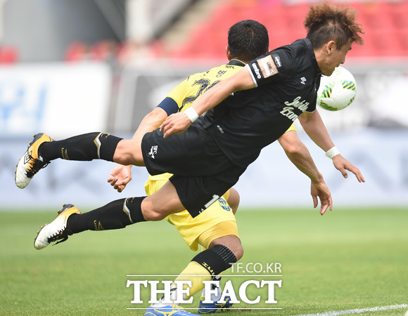 성남 김동희가 인천 문전에서 몸을 날려 헤딩슛을 노렸으나 실패하고 있다.