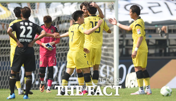 인천이 1-0으로 성남에 승리를 거두며  올 시즌 첫 승을 거두자 경기 종료 후 선수들이 기뻐하고 있다.