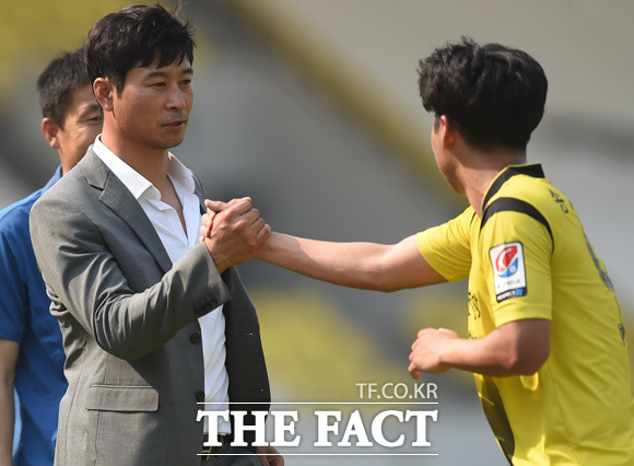 인천이 1-0으로 성남에 승리를 거둔 가운데 올 시즌 첫 승을 거둔 김도훈 감독이 선수들을 격려하고 있다.