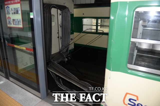 서울 지하철 2호선 구의역에서 28일 오후 승강장 작업을 하던 직원이 열차에 치이는 사고가 발생했다. 사진은 기사 내용과 관련 없음. /더팩트 DB