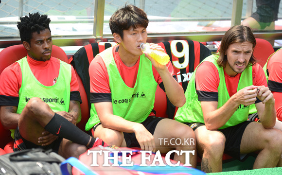 서울 아드리아노와 데얀이 교체선수로 출전해 벤치에 앉아 있다.