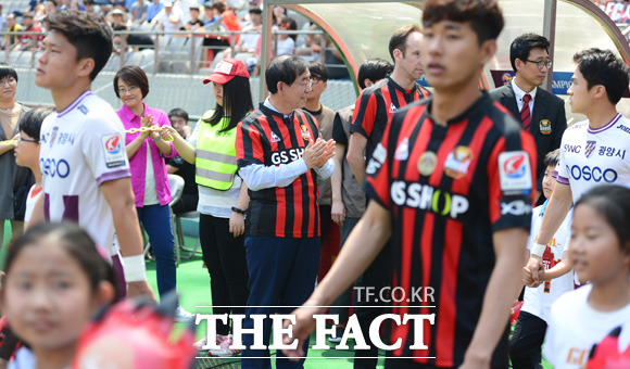 박원순 서울시장이 다문화 가정 어린이들과 입장하는 선수들에게 박수를 보내고 있다.