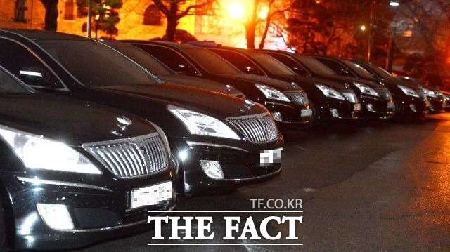 에쿠스는 국내 대기업 총수들을 비롯한 굵직한 재계 인사들의 업무용 차량에서부터 한국을 찾은 정재계 인사들의 의전용 차량으로 사용되며 국내를 대표하는 대형 세단으로서 존재감을 드러내왔다.