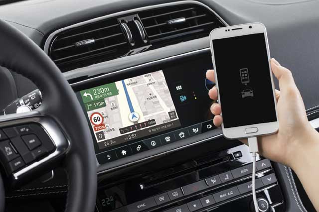 재규어 랜드로버 코리아가 재규어 랜드로버 T맵 어플리케이션을 출시한다. 이 어플리케이션은 재규어 SUV F-PACE에 우선 적용되며 향후 전 라인업으로 확대될 예정이다. /재규어 랜드로버 코리아 제공