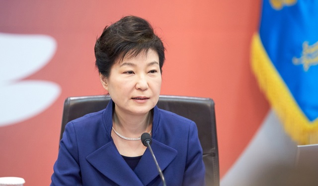 리얼미터에 따르면 박근혜 대통령의 취임 170주차 국정수행 지지도(긍정평가)는 5월 3주차 주간집계 대비 1.6%p 오른 33.9%(매우 잘함 9.7%, 잘하는 편 24.2%)로 지난 2주 동안의 하락세를 마감하며 반등했다./청와대 제공