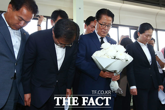묵념하는 박지원 국민의당 원내대표(왼쪽에서 세 번째)