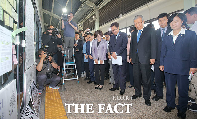 김종인 더불어민주당 비대위 대표(오른쪽에서 세 번째)와 을지로위원회 의원들