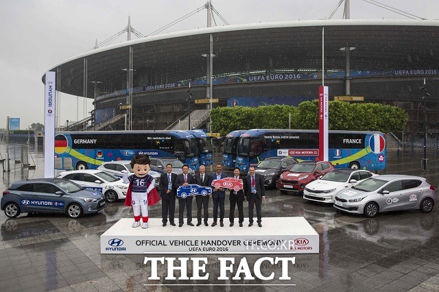 현대기아차는 30일(현지시간) 프랑스 생드니 경기장에서 유로 2016 대회 공식 차량 전달식을 진행했다고 밝혔다. /현대자동차 제공