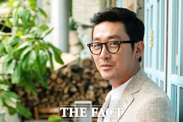 훌륭한 4번 타자 하정우. 배우 하정우는 영화 아가씨에서 사기꾼 백작 역을 맡아 열연을 펼쳤다. /이덕인 기자
