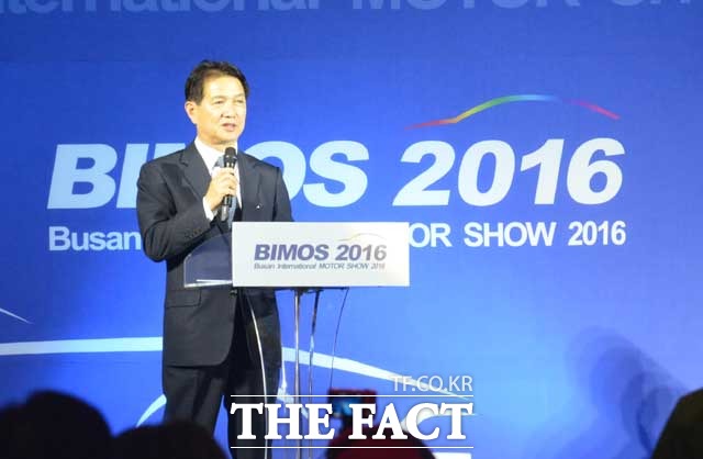 권문식 부회장은 1일 부산 벡스코 컨벤션홀에서 열린 2016 부산 국제모터쇼에서 자동차산업의 미래기술이라는 주제로 강연을 했다. /부산 벡스코=장병문 기자