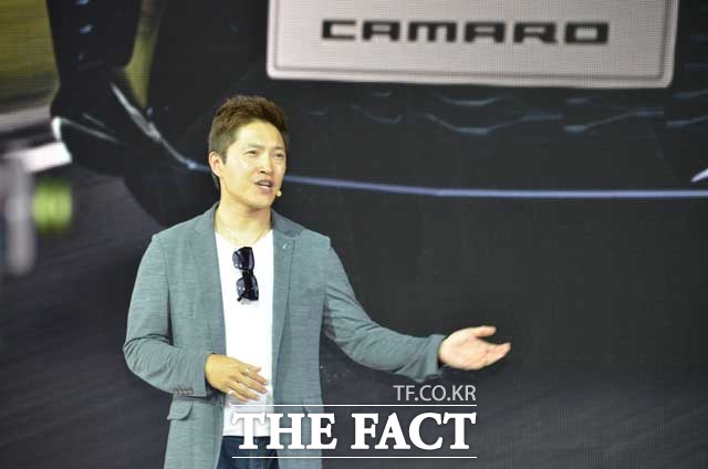 배우 겸 쉐보레 레이싱팀 선수로 활약 중인 안재모가 2일 부산 벡스코에서 열린 2016 부산국제모터쇼 프레스데이에서 카마로 SS를 소개했다.