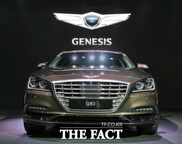 현대자동차의 럭셔리 브랜드 제네시스가 2일 부산 벡스코에서 열린 2016 부산 모터쇼 언론공개 행사에서 대형 럭셔리 세단 G80와 G80 스포츠를 세계 최초로 공개했다. /제네시스 제공