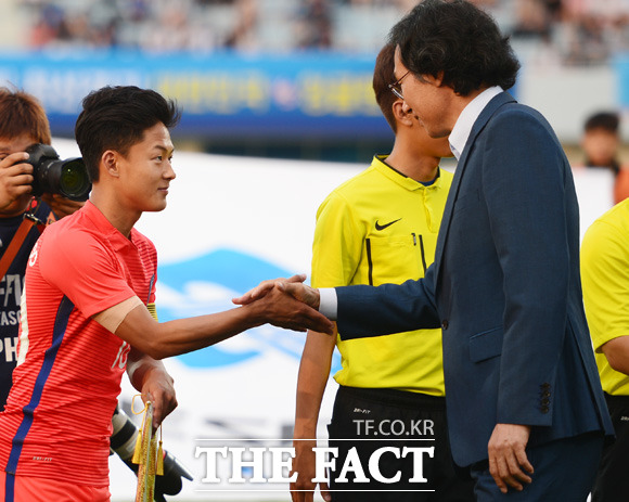 한국 이승우가 축구협회 최순호 부회장과 인사를 나누고 있다.