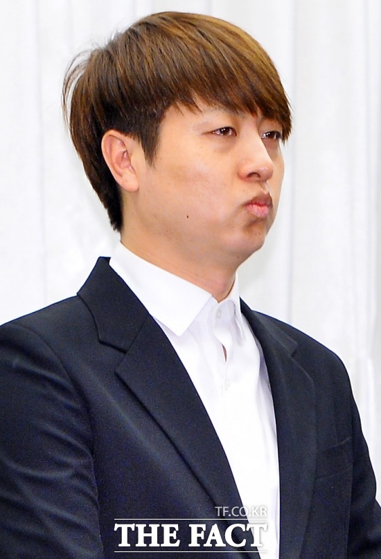 성폭행 미수 혐의를 받고 있는 방송인 유상무. 그는 이 일로 인해 외개인에서 하차하게 됐다. /더팩트 DB