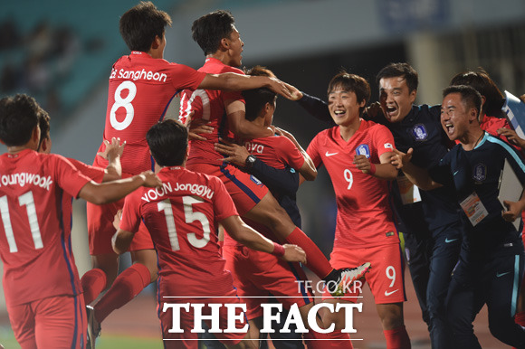 한국이 2-0으로 잉글랜드를 제압했다. 사진은 김진야가 후반 선취골을 넣은 뒤 벤치로 뛰어가 코칭스태프, 동료들과 기쁨을 나누는 장면.
