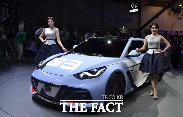 현대차는 2016 부산 모터쇼에서 고객들의 드라이빙 즐거움을 선사하는 차를 개발한다는 의지를 담은 고성능 N 브랜드를 소개하고 콘셉트카인 RM16(Racing Midship 2016)을 공개했다. /부산 벡스코=장병문 기자