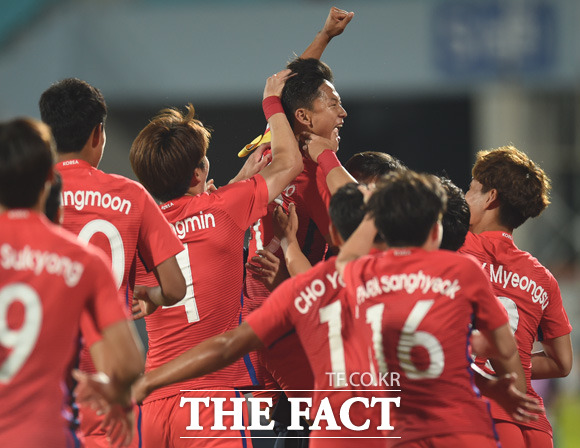한국 이승우가 후반 페널티킥을 성공시킨 뒤 선수들과 정정용 감독에게 달려가 기쁨을 나누고 있다.