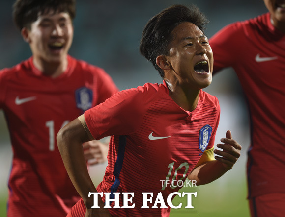한국 이승우가 후반 페널티킥을 성공시킨 뒤 코믹춤을 추며 기쁨을 나누고 있다.