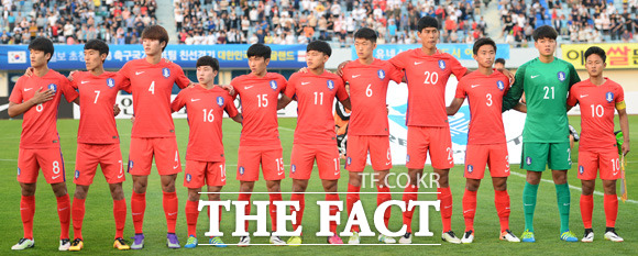 한국선수들이 식전 국기에 대한 경례를 하고 있다.