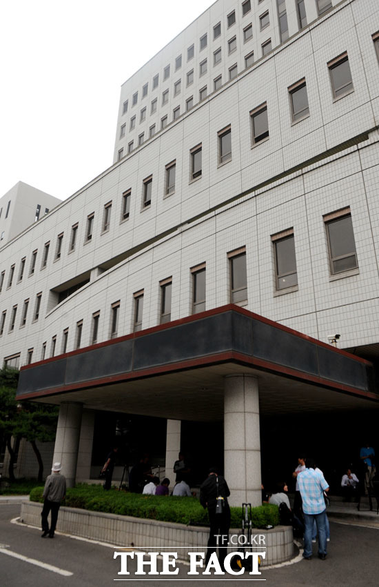 SK텔레콤의 CJ헬로비전 인수합병이 적법한지를 다투는 첫 재판이 3일 오후 2시 45분 서울남부지법에서 열렸다. /더팩트DB