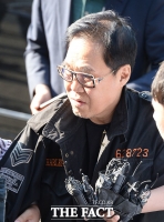 [TF포토] '대작 의혹 벗나?'…검찰 속초지청 출두하는 조영남
