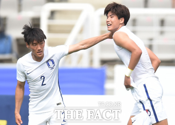 한국 박인혁이 후반 종료 직전 동점골을 성공시키고 환호하고 있다.