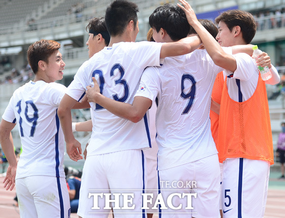 한국 김현이 전반 페널티킥을 성공 시킨 뒤 동료들과 환호하고 있다.