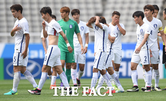 한국 선수들이 온두라스와 2-2로 비긴 뒤 아쉬워하고 있다.