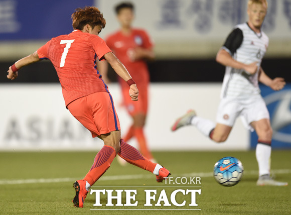 한국 문창진이 침착하게 왼발슛을 성공시키고 있다.