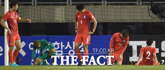 한국선수들이 후반 추가시간에 덴마크 니콜라이 복메슨에게 동점골을 허용한 뒤 아쉬워하고 있다.