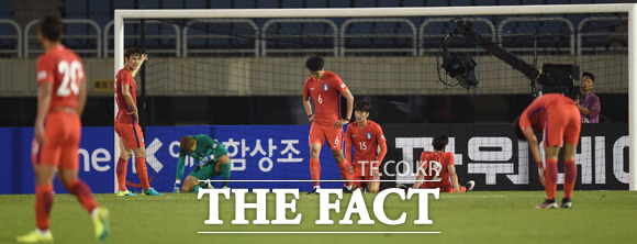 한국선수들이 후반 추가시간에 덴마크 니콜라이 복메슨에게 동점골을 허용한 뒤 그라운드에 주저앉아 있다.