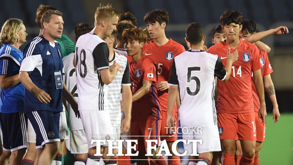 1-1 무승부로 경기를 마친 한국-덴마크 선수들이 경기 종료 후 하이파이브를 나누고 있다.