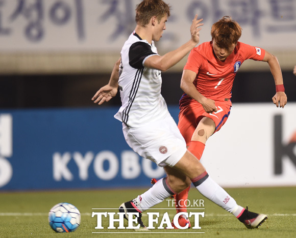 한국 문창진이 덴마크 문전에서 슛을 날리고 있다.