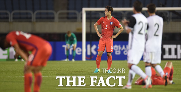 한국선수들이 후반 추가시간에 덴마크 니콜라이 복메슨에게 동점골을 허용한 뒤 무승부로 경기가 종료되자 허탈해 하고 있다.