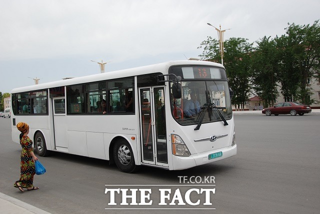 현대자동차가 국외 버스공급 계약 가운데 단일 건으로 최대 규모로 투르크메니스탄 도로교통부에 27인승 대형버스 에어로시티 500대를 공급하는 계약을 체결했다고 7일 밝혔다. /현대자동차 제공
