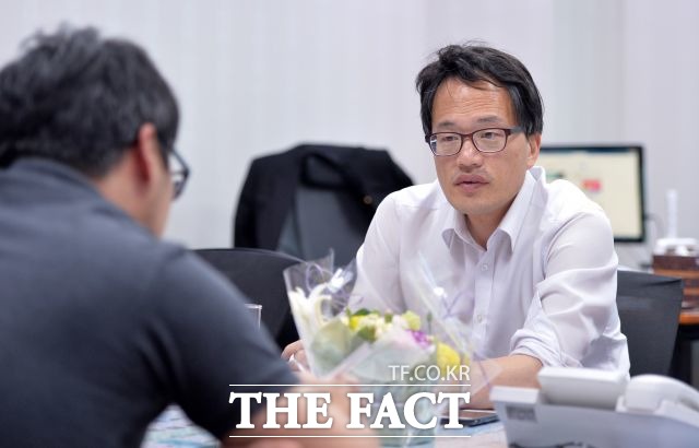 박 의원이 취재진의 질문을 듣고 있다. 그는 국회의원의 특권이라고 생각했던 것들에 대해 다시 생각하게 됐다고 한다. /문병희 기자