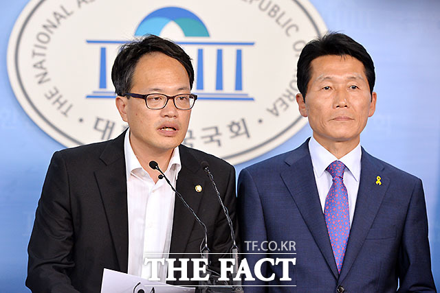 더불어민주당 박주민 의원(왼쪽)과 정의당 윤소하 의원