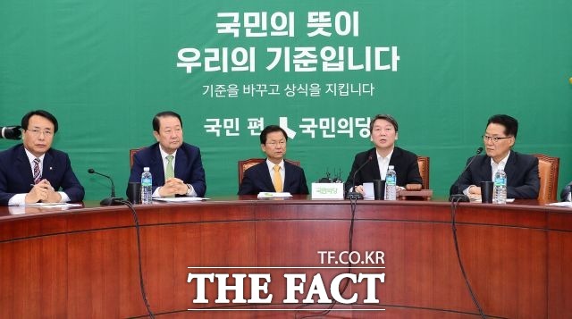 국민의당은 7일 원 구성 협상 법적 시한을 지키지 못한 데 대한 책임을 지고 지난 1일부터 개원할 때까지 세비를 반납하기로 했다./배정한 기자