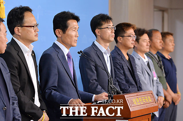 발언하는 정의당 윤소하 의원(왼쪽에서 두 번째)
