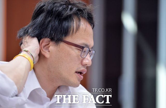 박 의원이 피곤한 듯 머리를 움켜지고 있다. /문병희 기자