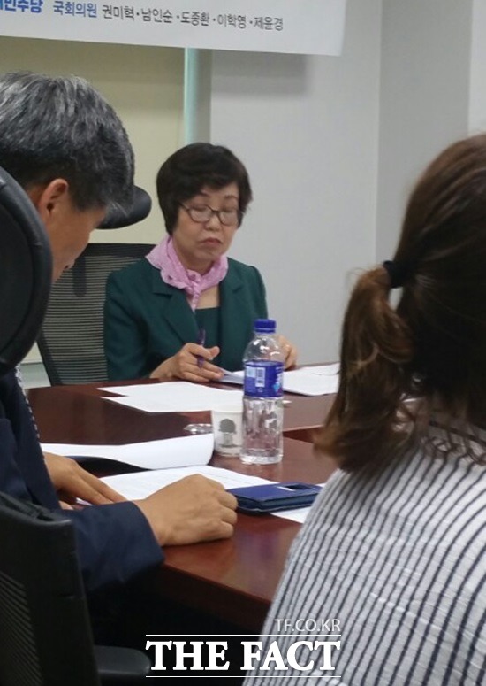 권미혁 더민주 의원은 관련 법안을 준비하면서 가격 인하 문제 등 차원에서 고민을 많이 했는데, 이날 간담회에서 여러 이야기를 들으면서 다각적인 검토와 접근이 필요하다는 생각이 들었다며 지속적인 검토와 준비를 해나갈 예정이라고 밝혔다.