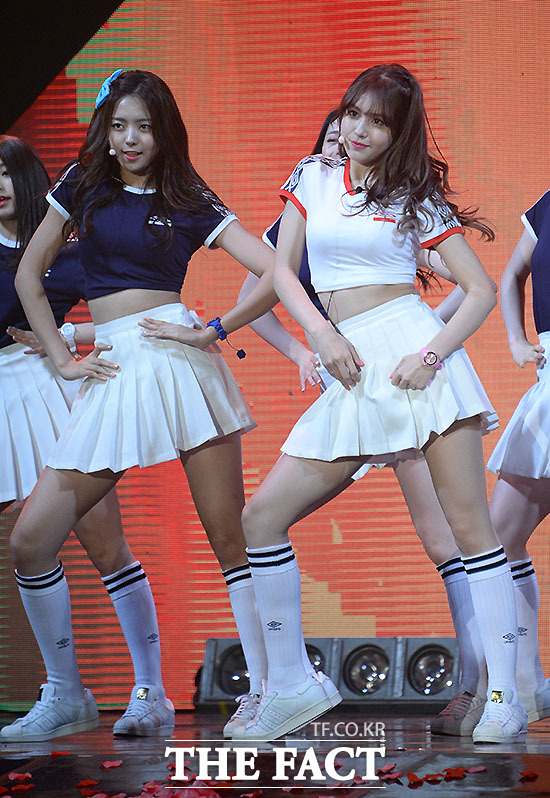 ‘프로듀스101’로 탄생한 걸그룹 아이오아이가 지난달 5일 첫 미니앨범 ‘크리슬리스’ 쇼케이스를 연 가운데 멤버 임나영(왼쪽)과 전소미가 화려한 무대를 선보이고 있다. /이덕인 기자