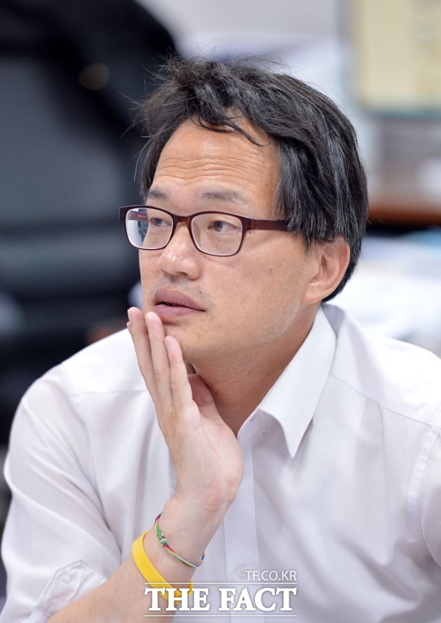 박 의원이 대학, 군대 등에서 사람들에게 본의 아니게 상처를 준 것, 제 욕심을 차리거나 주위에 상처를 준 것들이 후회된다며 생각에 잠겨 있다. /문병희 기자